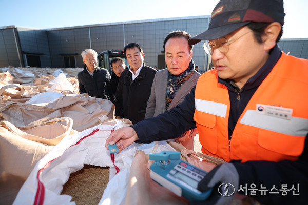 청주시의회 김현기 의장, 강내면 공공비축미 수매 현장 방문(제공=청주시의회) *재판매 및 DB 금지
