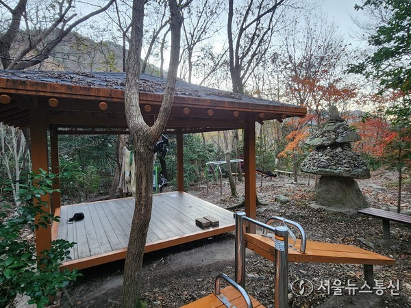 ▲금강골 쉼터 돌탑 전경(사진 = 김재희 기자)2025.11.22, snakorea.rc@gmail.com , *재판매 및 DB 금지