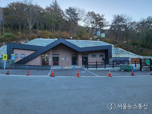 ▲금강골 공중 화장실 전경(사진 = 김재희 기자)2025.11.22, snakorea.rc@gmail.com , *재판매 및 DB 금지