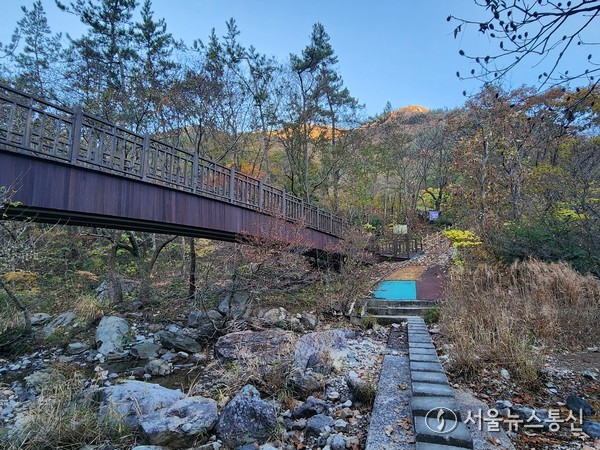 ▲금강골 둘레길 초입 전경(사진 = 김재희)2025.11.22, snakorea.rc@gmail.com , *재판매 및 DB 금지