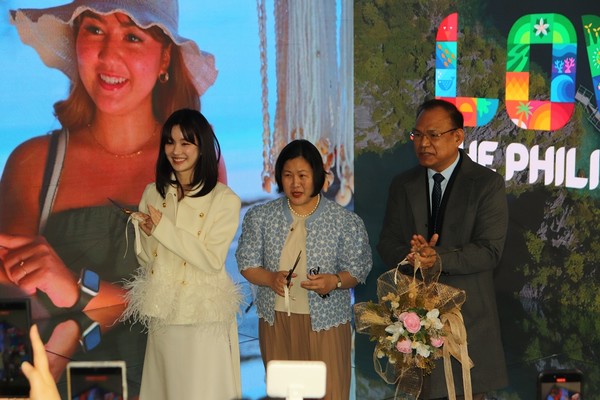 왼쪽부터 배우 이유비,버나뎃 테레즈 C. 페르난데스 (Bernadette Therese C. Fernandez) 주한 필리핀 대사, 얼윈 발라네 (Dr. Erwin F. Balane) 필리핀 관광부 한국 지사장2025.11.21, snakorea.rc@gmail.com , *재판매 및 DB 금지