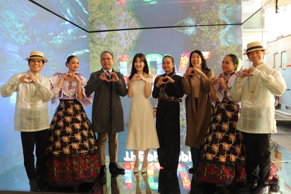 배우 이유비, 얼윈 발라네 (Dr. Erwin F. Balane) 필리핀 관광부 한국 지사장과 현지 공연단2025.11.21, snakorea.rc@gmail.com , *재판매 및 DB 금지