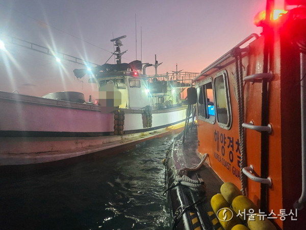 ▲소덕우도 인근 해상 좌초 선박 인양 현장(사진 = 완도해경) 2025.11.21, snakorea.rc@gmail.com , *재판매 및 DB 금지