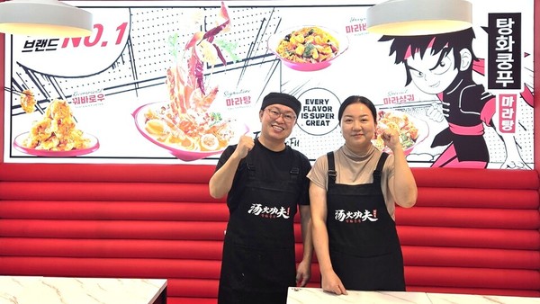 박용남-김향숙씨 부부가 21일 오후 필자의 요청에 반도유보라점에서 화이팅 포즈를 취하고 있다. (사진 대한일보 제공) 2025.11.21, snakorea.rc@gmail.com , *재판매 및 DB 금지