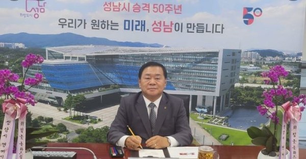 성남산사랑연합회를 이끌고 있는 김두일 회장. 사진은 성남시 일일명예시장으로 취임해 시청사에 마련된 일일명예시장실에서 집무를 보고 있는 광경. 자료사진 