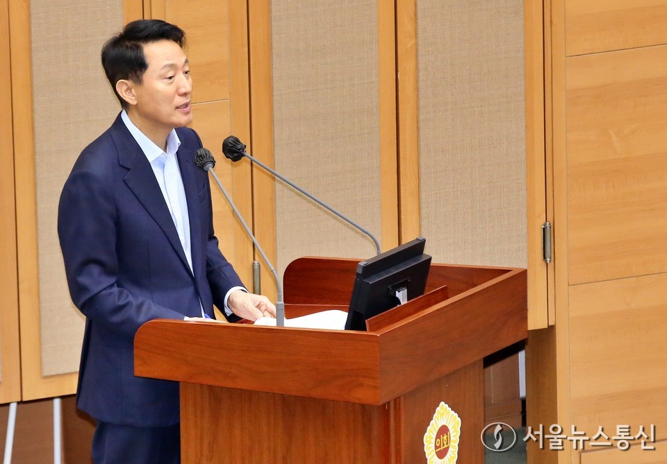 오세훈 서울시장이 18일 오전 서울 중구 서울시의회에서 열린 제333회 정례회 시정질문에서 김규남 국민의힘 서울시의원의 종묘 세운지구 관련 질의에 답하고 있다. 2025.11.18, snakorea.rc@gmail.com , *재판매 및 DB 금지