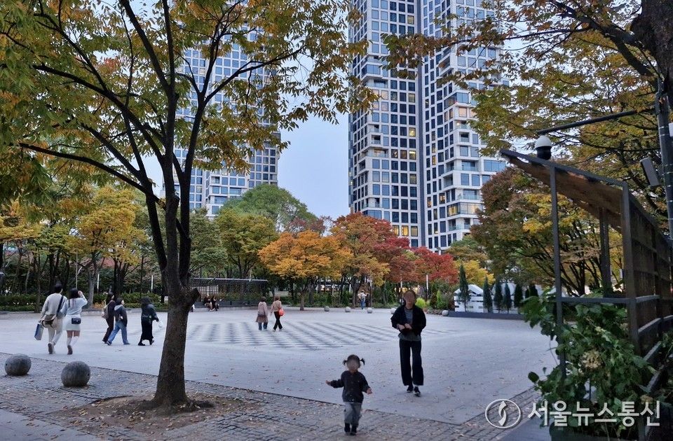 내일(24)은 전국이 대체로 흐린 가운데 중부지방에 비가 내리는 곳이 있겠다. (서울숲) / 사진 = 서울뉴스통신 DB