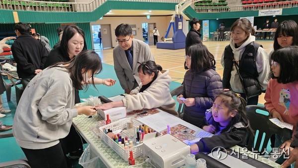 특수교육대상학생 진로·직업 축제 네일아티스트 부스./ (사진= 영동교육지원청 제공)