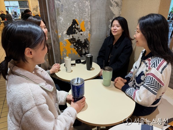 청주시 회계과, 텀블러와 함께하는 차담 사진(제공=청주시) *재판매 및 DB 금지