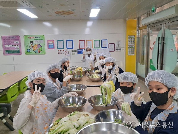 전통 식문화 백김치 담기 체험./ (사진= 옥천교육지원청 제공)