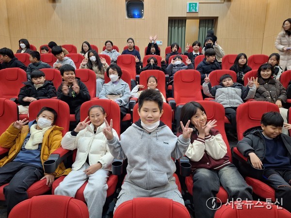 판동초 학생들 단체 영화 관람./ (사진= 보은교육지원청 제공)