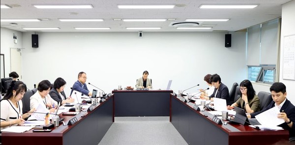 성남시의회 문화복지위원회 (위원장 안극수. 사진중앙)의 상임위원회 회의 광경.