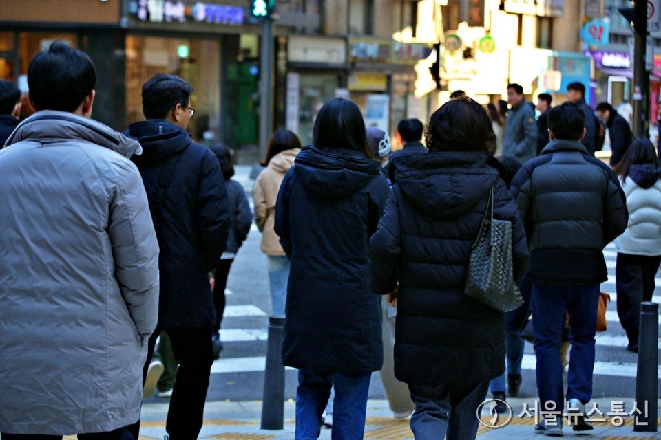 오늘(24일)은 전국이 대체로 흐린 가운데 수도권 등에 약한 비가 내리겠다. (서울시청 인근 사거리_2025.11.19) / 사진 = 서울뉴스통신 이성현 기자