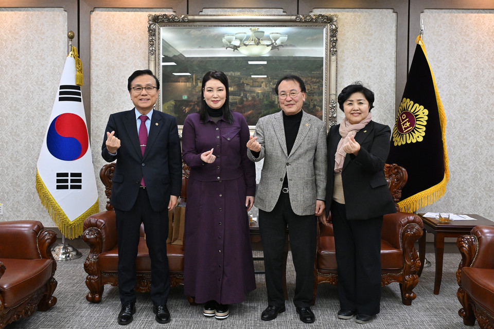 김영옥 위원장이 21일 서울시의회 1층 접견실에서 울란바타르시의회 행정위원장과 기념촬영을 하고 있다. (사진=서울시의회 제공) 2025.11.24, snakorea.rc@gmail.com , *재판매 및 DB 금지