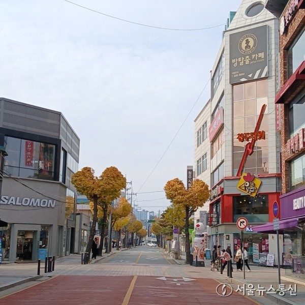 은행나무 가로수들을 하트모양으로 조형 사진(제공=청주시) *재판매 및 DB 금지