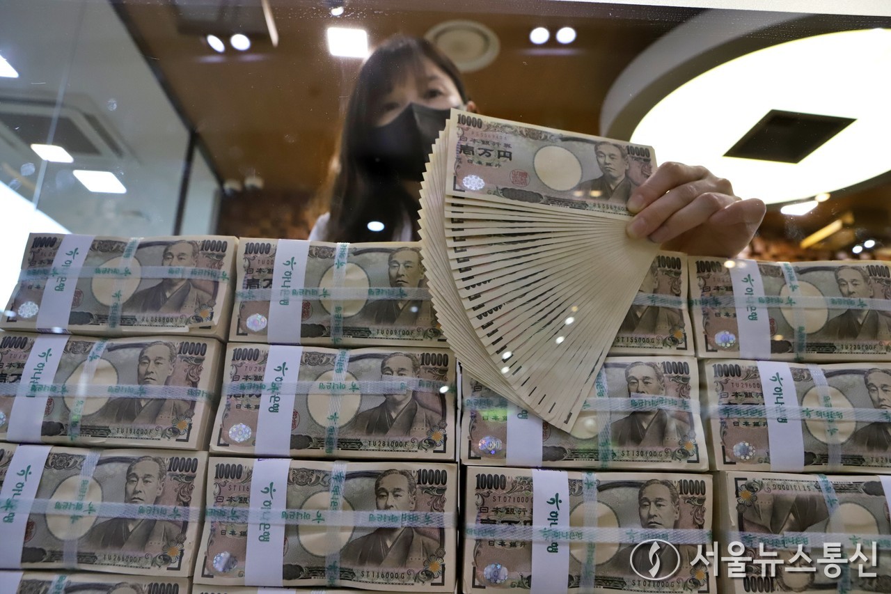 일본 엔화가치가  34년 만에 최저치를 경신한 가운데 24일 서울 중구 하나은행 위변조대응센터에서 직원이 엔화를 펼쳐 보이고 있다. (2024.04.24.) / 사진 = 서울뉴스통신 이민희 기자