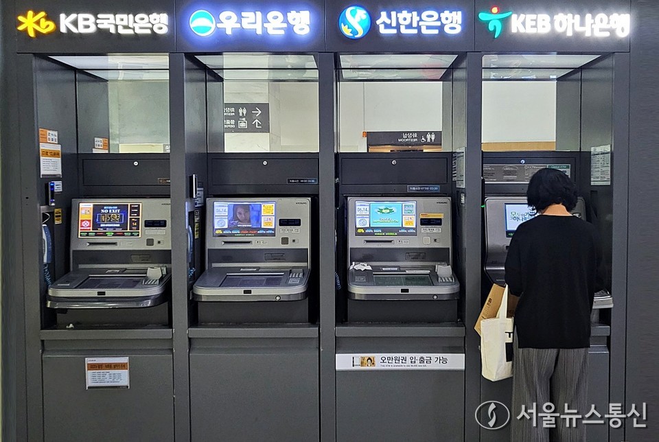 가계대출 총량 관리 목표치를 초과한 시중은행들이 주택담보대출을 잇달아 중단하면서 인터넷전문은행으로 수요가 빠르게 몰리고 있다. 서울뉴스통신 DB