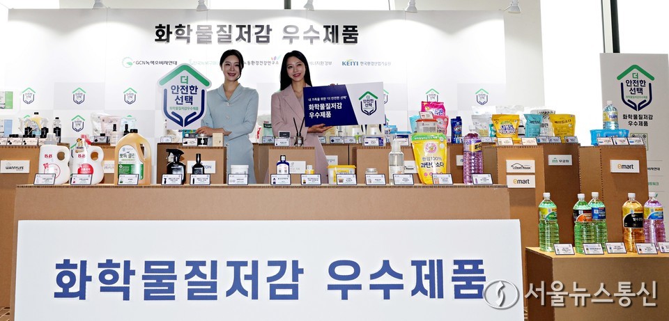 24일 서울 용산구 드래곤시티 호텔에서 열린 '화학물질저감 우수제품 발표' 행사에서 모델들이 선정 제품을 소개하고 있다. 2025.11.24, snakorea.rc@gmail.com , *재판매 및 DB 금지