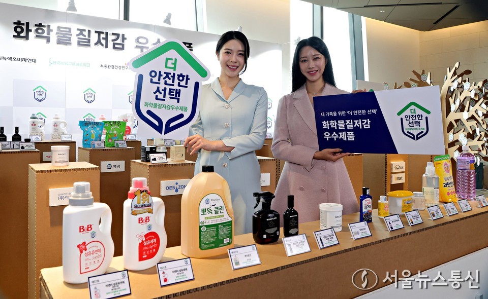 24일 서울 용산구 드래곤시티 호텔에서 열린 '화학물질저감 우수제품 발표' 행사에서 모델들이 선정 제품을 소개하고 있다. 2025.11.24, snakorea.rc@gmail.com , *재판매 및 DB 금지