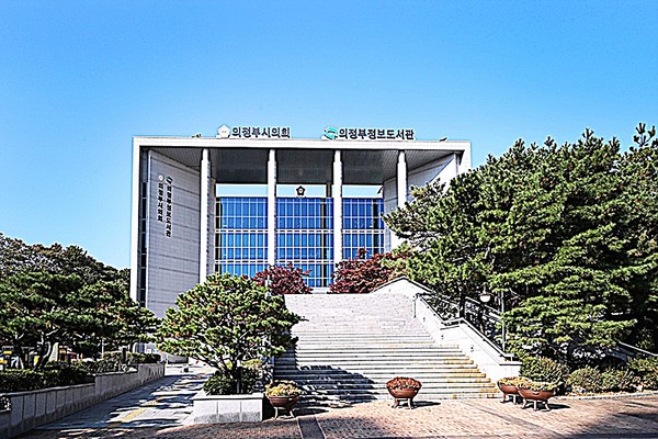 의정부시는 개관 20년이 지난 의정부정보도서관의 노후시설 개선과 공간 효율성 향상을 위해 진행한 리모델링 공사를 마무리하고, 12월 9일 재개관한다고 밝혔다.