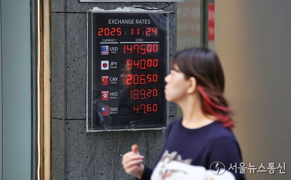 원·달러 환율이 고공행진을 이어가는 24일 오후 서울 중구 명동 환전소에 원·달러 환율정보가 표시돼 있다. 2025.11.24, snakorea.rc@gmail.com , *재판매 및 DB 금지