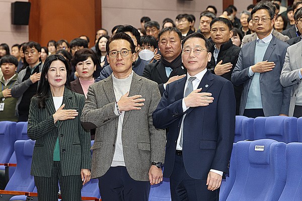 전북자치도는 24일 도청 공연장에서 ‘11월 소통의 날’ 행사를 열고 900여 명의 직원이 참석한 가운데 농업 디지털 전환을 주제로 한 특강과 도정 현안 공유 시간을 가졌다.