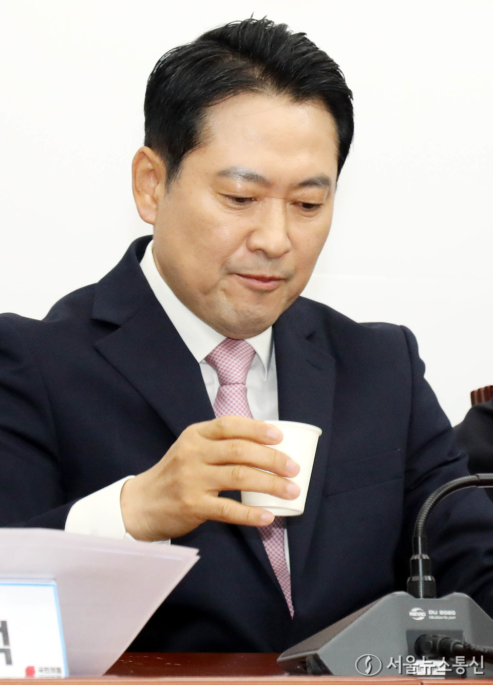 장동혁 국민의힘 대표가 24일 서울 여의도 국회에서 열린 최고위원회의에서 물을 마시고 있다. 2025.11.24, snakorea.rc@gmail.com , *재판매 및 DB 금지