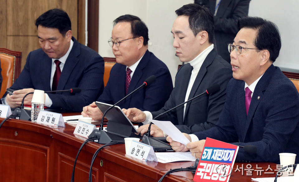 송언석 국민의힘 원내대표가 24일 서울 여의도 국회에서 열린 최고위원회의에서 발언하고 있다. 2025.11.24, snakorea.rc@gmail.com , *재판매 및 DB 금지