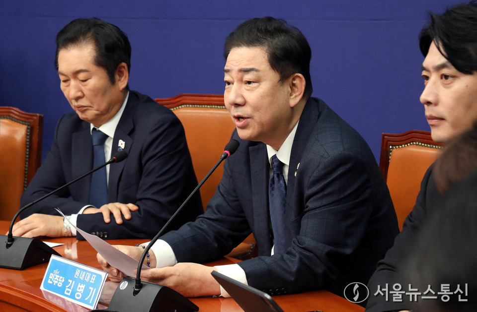 김병기 더불어민주당 원내대표가 24일 서울 여의도 국회에서 열린 최고위원회의에서 발언을 하고 있다. 2025.11.24, snakorea.rc@gmail.com , *재판매 및 DB 금지