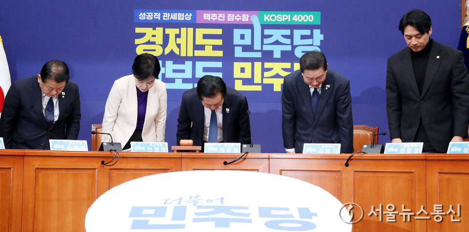 정청래 더불어민주당 대표와 최고위원들이 24일 서울 여의도 국회에서 열린 최고위원회의에 앞서 인사하고 있다. 2025.11.24, snakorea.rc@gmail.com , *재판매 및 DB 금지