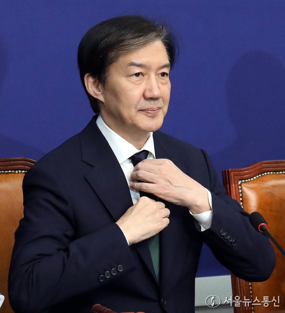 조국 조국혁신당 대표가 24일 서울 여의도 국회에서 열린 최고위원회의에서 넥타이를 고쳐매고 있다. 2025.11.24, snakorea.rc@gmail.com , *재판매 및 DB 금지