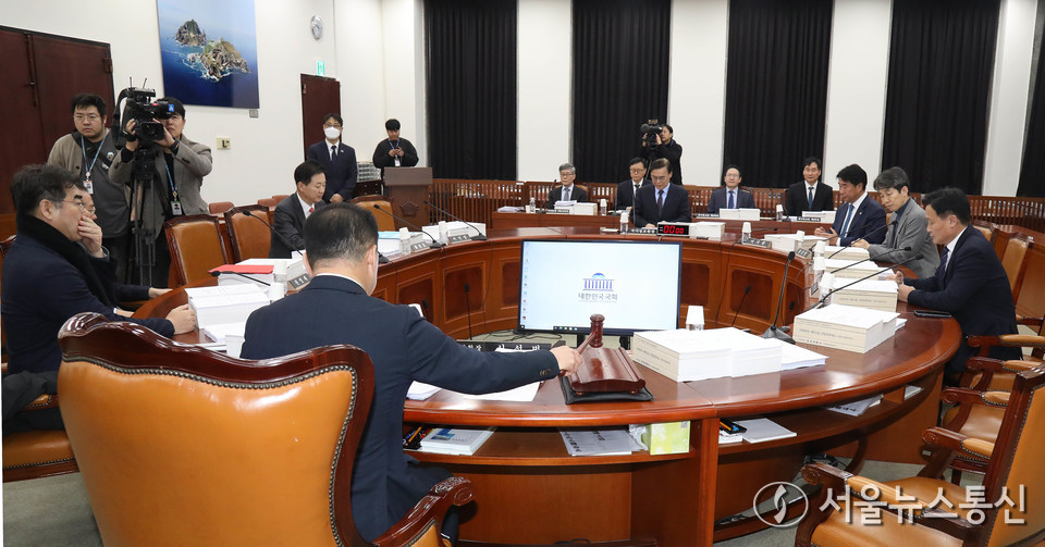 24일 서울 여의도 국회에서 열린 정보위원회 전체회의에서 신성범 위원장이 의사봉을 두드리고 있다. (사진=공동취재) 2025.11.24, snakorea.rc@gmail.com , *재판매 및 DB 금지