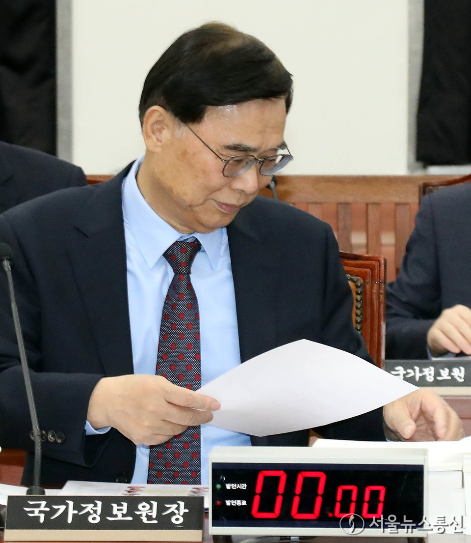 이종석 국가정보원장이 24일 서울 여의도 국회에서 열린 정보위원회 전체회의에 출석해 자료를 살펴보고 있다. (사진=공동취재) 2025.11.24, snakorea.rc@gmail.com , *재판매 및 DB 금지