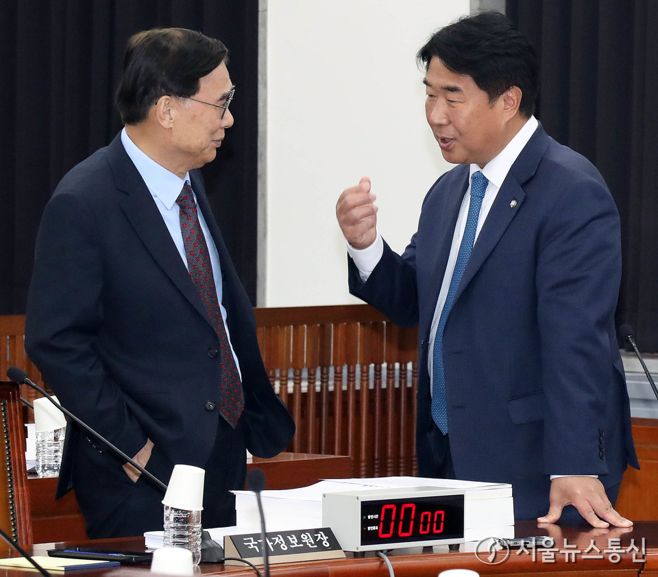 이종석 국가정보원장과 이기헌 더불어민주당 의원이 24일 24일 서울 여의도 국회에서 열린 정보위원회 전체회의에서 대화를 하고 있다. (사진=공동취재) 2025.11.24, snakorea.rc@gmail.com , *재판매 및 DB 금지