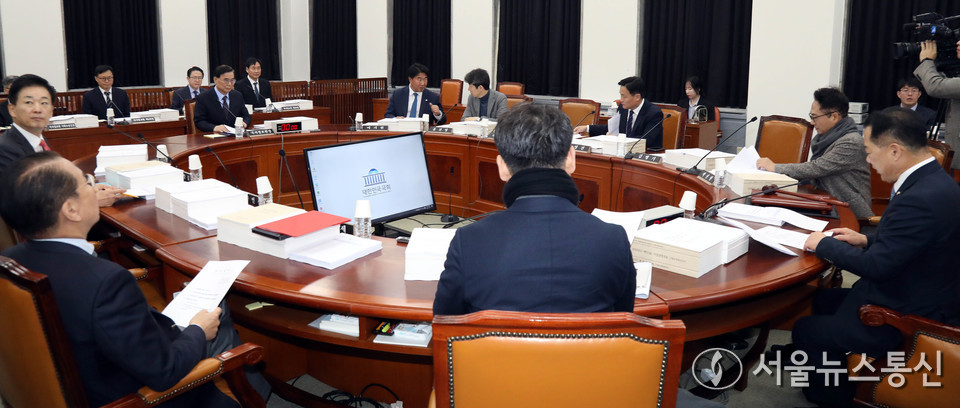 신성범 위원장이 24일 서울 여의도 국회에서 열린 정보위원회 전체회의를 주재하고 있다. (사진=공동취재) 2025.11.24, snakorea.rc@gmail.com , *재판매 및 DB 금지