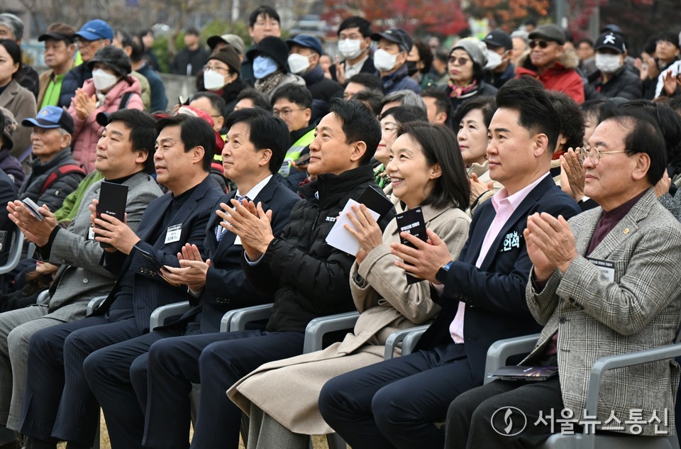오세훈 서울시장이 24일 오전 서울 도봉구 방학사계광장에서 열린 우이신설 연장선 기공식에서 박수치고 있다. (사진=서울시 제공) 2025.11.24, snakorea.rc@gmail.com , *재판매 및 DB 금지