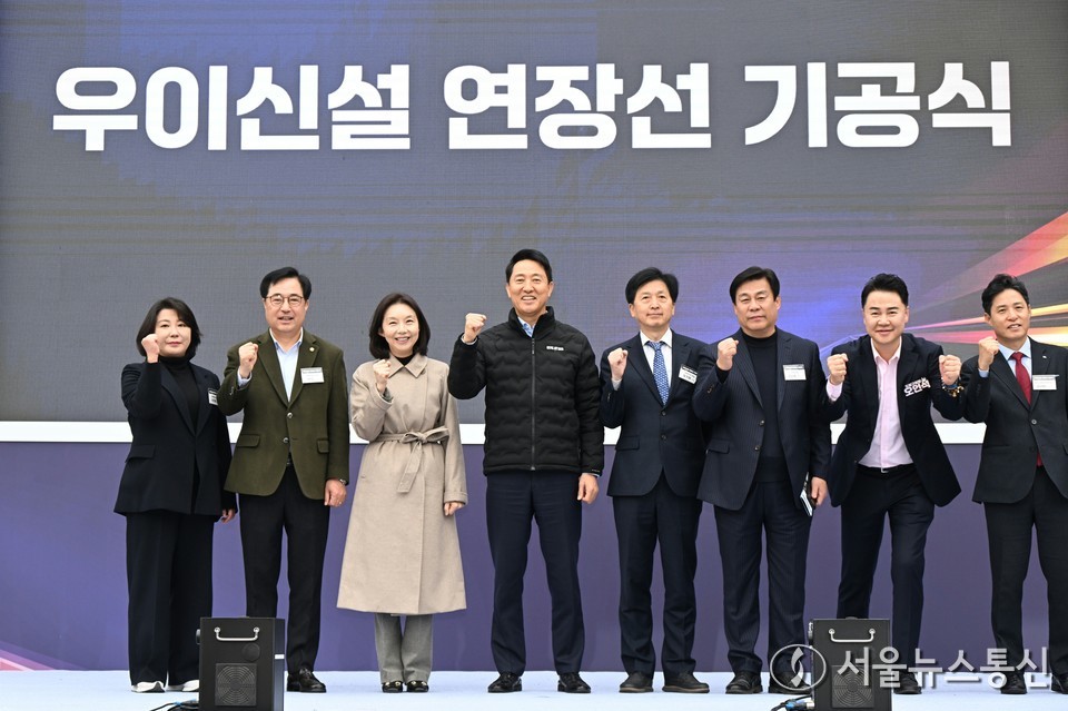 오세훈 서울시장이 24일 오전 서울 도봉구 방학사계광장에서 열린 우이신설 연장선 기공식에서 참석자들과 기념촬영하고 있다. (사진=서울시 제공) 2025.11.24, snakorea.rc@gmail.com , *재판매 및 DB 금지
