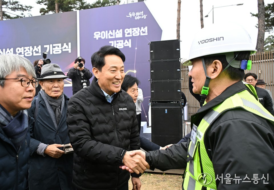 세훈 서울시장이 24일 오전 서울 도봉구 방학사계광장에서 열린 우이신설 연장선 기공식에서 공사 관계자와 인사하고 있다. (사진=서울시 제공) 2025.11.24, snakorea.rc@gmail.com , *재판매 및 DB 금지