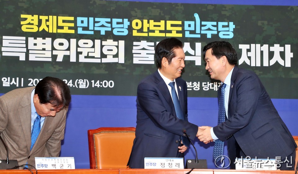 정청래 더불어민주당 대표가 24일 오후 서울 여의도 국회에서 열린 민주당 국방안보특별위원회 출범식 및 제1차 회의에서 김도균 공동위원장과 악수하고 있다. 2025.11.24, snakorea.rc@gmail.com , *재판매 및 DB 금지