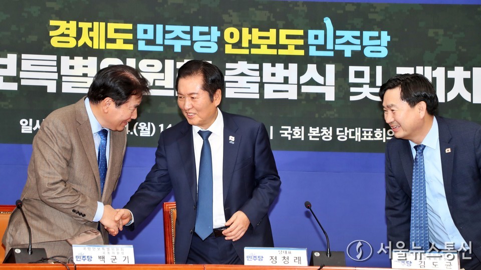 정청래 더불어민주당 대표가 24일 오후 서울 여의도 국회에서 열린 민주당 국방안보특별위원회 출범식 및 제1차 회의에서 백군기 공동위원장과 악수하고 있다. 2025.11.24, snakorea.rc@gmail.com , *재판매 및 DB 금지