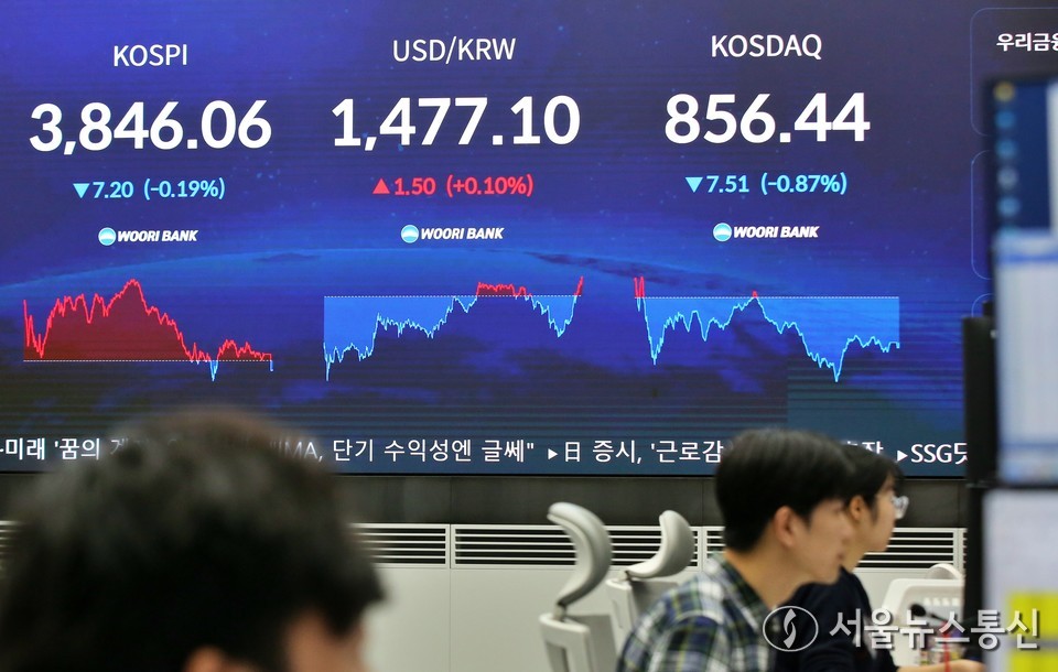 24일 서울 중구 우리은행 본점 딜링룸에서 직원들이 업무를 보고 있다. 이날 코스피는 전 거래일(3853.26)보다 7.20포인트(0.19%) 내린 3846.06에, 코스닥 지수는 전 거래일(863.95)보다 7.51포인트(0.87%) 하락한 856.44에 장을 마감했다. 2025.11.24, snakorea.rc@gmail.com , *재판매 및 DB 금지