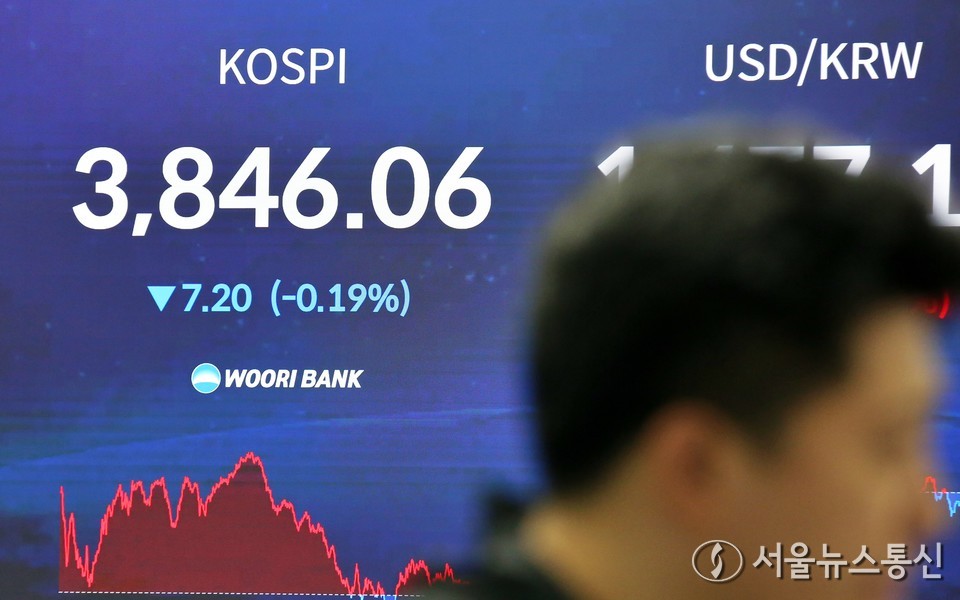 24일 서울 중구 우리은행 본점 딜링룸에서 직원들이 업무를 보고 있다. 이날 코스피는 전 거래일(3853.26)보다 7.20포인트(0.19%) 내린 3846.06에, 코스닥 지수는 전 거래일(863.95)보다 7.51포인트(0.87%) 하락한 856.44에 장을 마감했다. 2025.11.24, snakorea.rc@gmail.com , *재판매 및 DB 금지