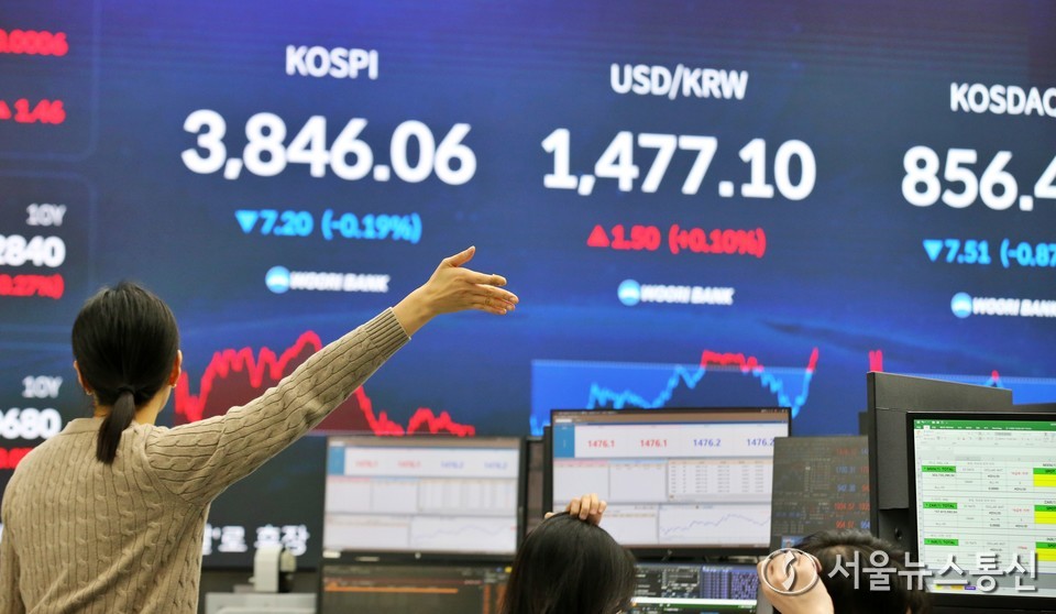 24일 서울 중구 우리은행 본점 딜링룸에서 직원들이 업무를 보고 있다. 이날 코스피는 전 거래일(3853.26)보다 7.20포인트(0.19%) 내린 3846.06에, 코스닥 지수는 전 거래일(863.95)보다 7.51포인트(0.87%) 하락한 856.44에 장을 마감했다. 2025.11.24, snakorea.rc@gmail.com , *재판매 및 DB 금지