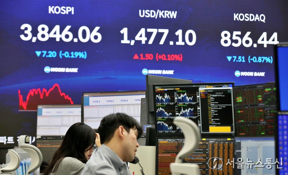 24일 서울 중구 우리은행 본점 딜링룸에서 직원들이 업무를 보고 있다. 이날 코스피는 전 거래일(3853.26)보다 7.20포인트(0.19%) 내린 3846.06에, 코스닥 지수는 전 거래일(863.95)보다 7.51포인트(0.87%) 하락한 856.44에 장을 마감했다. 2025.11.24, snakorea.rc@gmail.com , *재판매 및 DB 금지