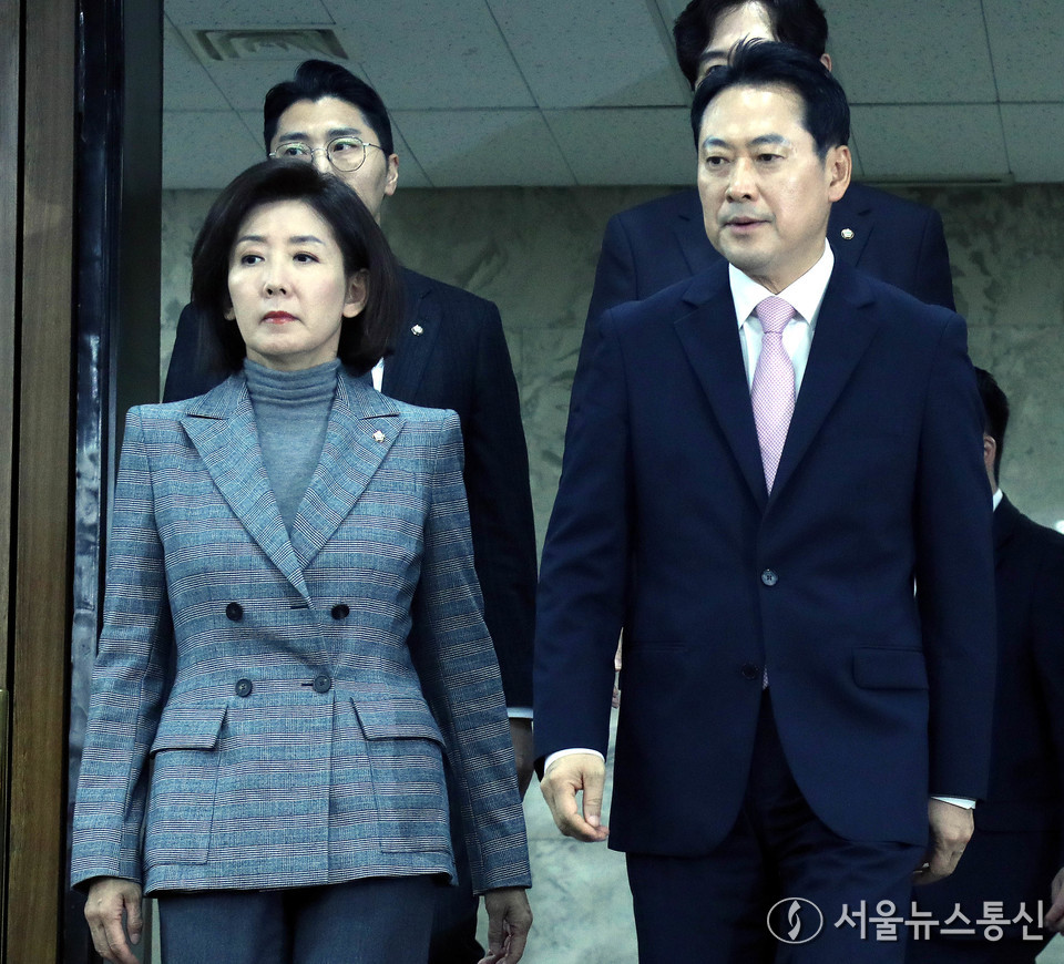 장동혁 국민의힘 대표와 나경원 의원이 24일 오후 서울 여의도 국회에서 열린 '대장동 범죄수익환수 특별법 제정'을 위한 긴급 토론회에 참석하고 있다. 2025.11.24, snakorea.rc@gmail.com , *재판매 및 DB 금지