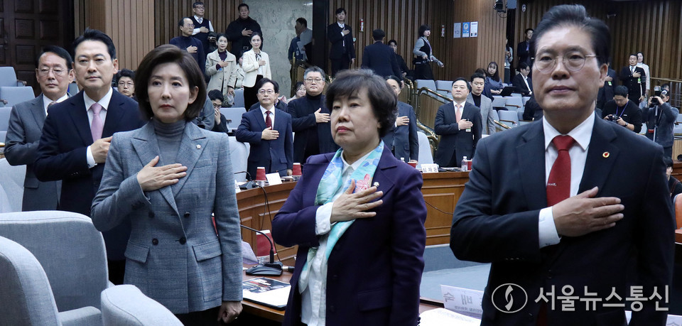 장동혁 국민의힘 대표, 김도읍 정책위의장, 나경원 의원 등 참석자들이 24일 오후 서울 여의도 국회에서 열린 '대장동 범죄수익환수 특별법 제정'을 위한 긴급 토론회에서 국민의례를 하고 있다. 2025.11.24, snakorea.rc@gmail.com , *재판매 및 DB 금지
