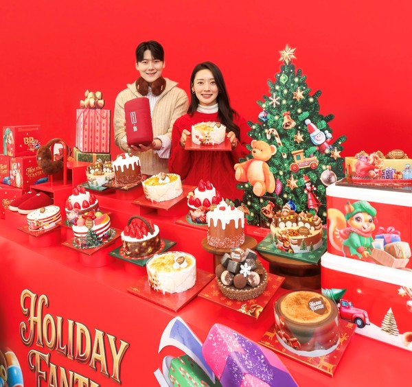 24일 ‘워크샵 by 배스킨라빈스’에서 모델들이 ‘홀리데이 판타지’ 크리스마스 케이크 라인업과 영국 브랜드 ‘헌터(Hunter)’와 협업한 겨울 굿즈를 함께 소개하고 있다. (사진 배스킨라빈스 제공) 2025.11.24, snakorea.rc@gmail.com , *재판매 및 DB 금지