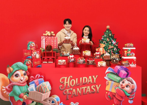 SPC 배스킨라빈스가 ‘홀리데이 판타지’ 콘셉트로 선보인 2025 크리스마스 케이크 대표 제품 ‘초코 스모어 판타지(왼쪽)’와 ‘골든 브륄레 판타지(오른쪽)’ (사진 배스킨라빈스 제공) 2025.11.24, snakorea.rc@gmail.com , *재판매 및 DB 금지