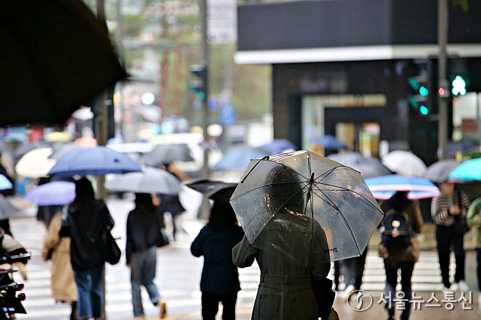 내일(25일)은 전국이 대체로 흐린 가운데 비 또는 눈이 내리는 곳이 있겠다. (서울시청 앞 횡단보도) / 사진 = 서울뉴스통신 이성현 기자