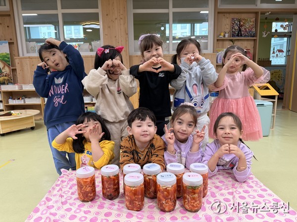 나박김치 만들기 체험./ (사진= 청주교육지원청 제공)